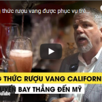 Thưởng thức rượu vang được phục vụ trên chuyến bay thẳng từ Việt Nam tới Mỹ